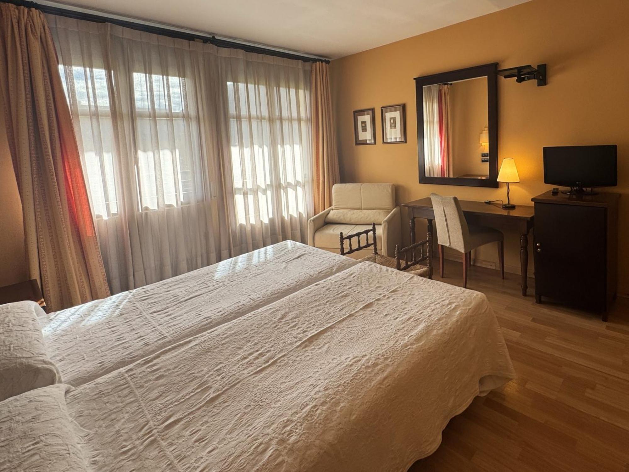 Hotel Cotiella กัมโป ภายนอก รูปภาพ